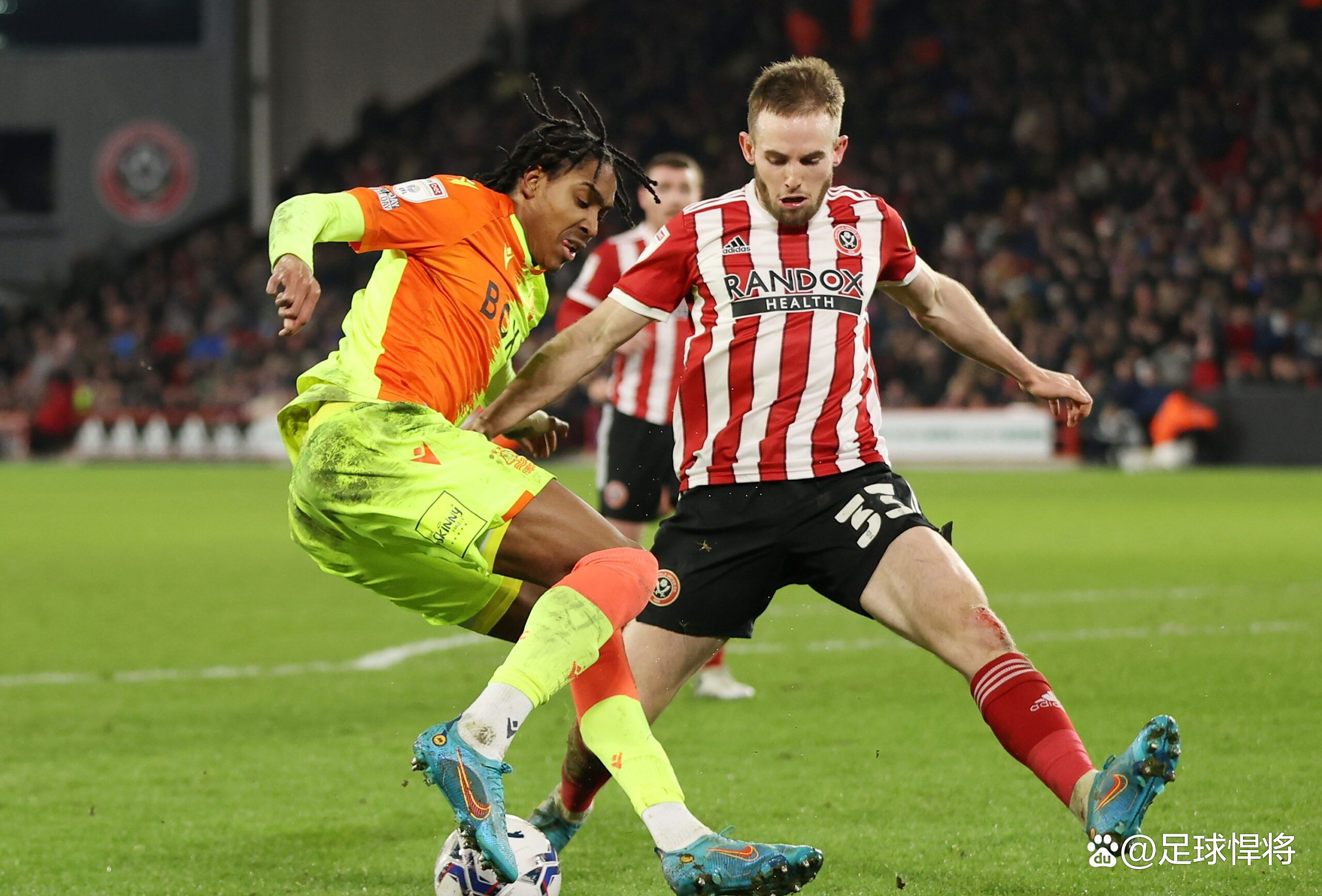 包含谢菲联客场险胜纽卡斯尔，保级压力稍缓的词条