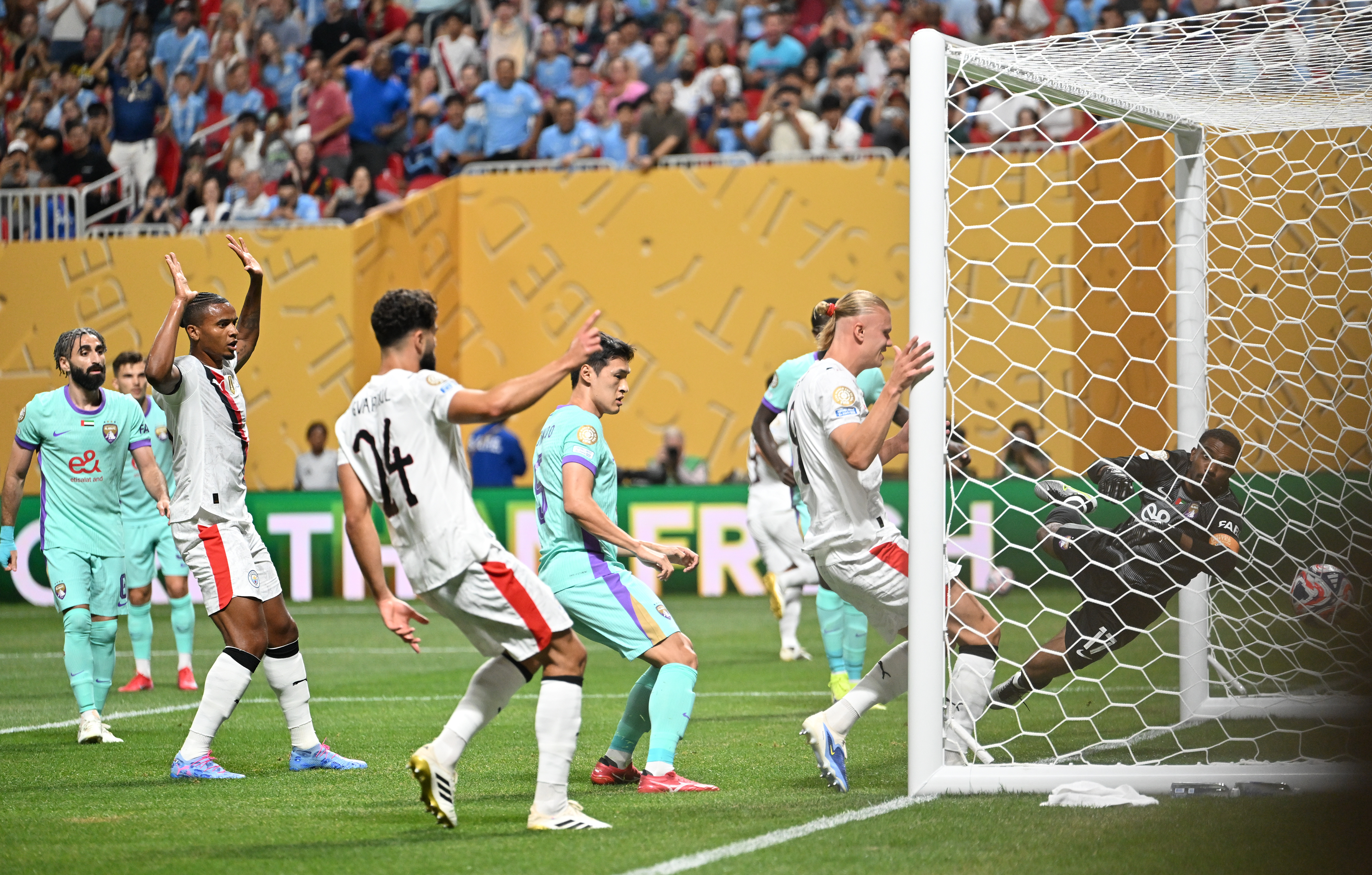 包含精彩足球比赛：全球体坛瞩目一幕的词条