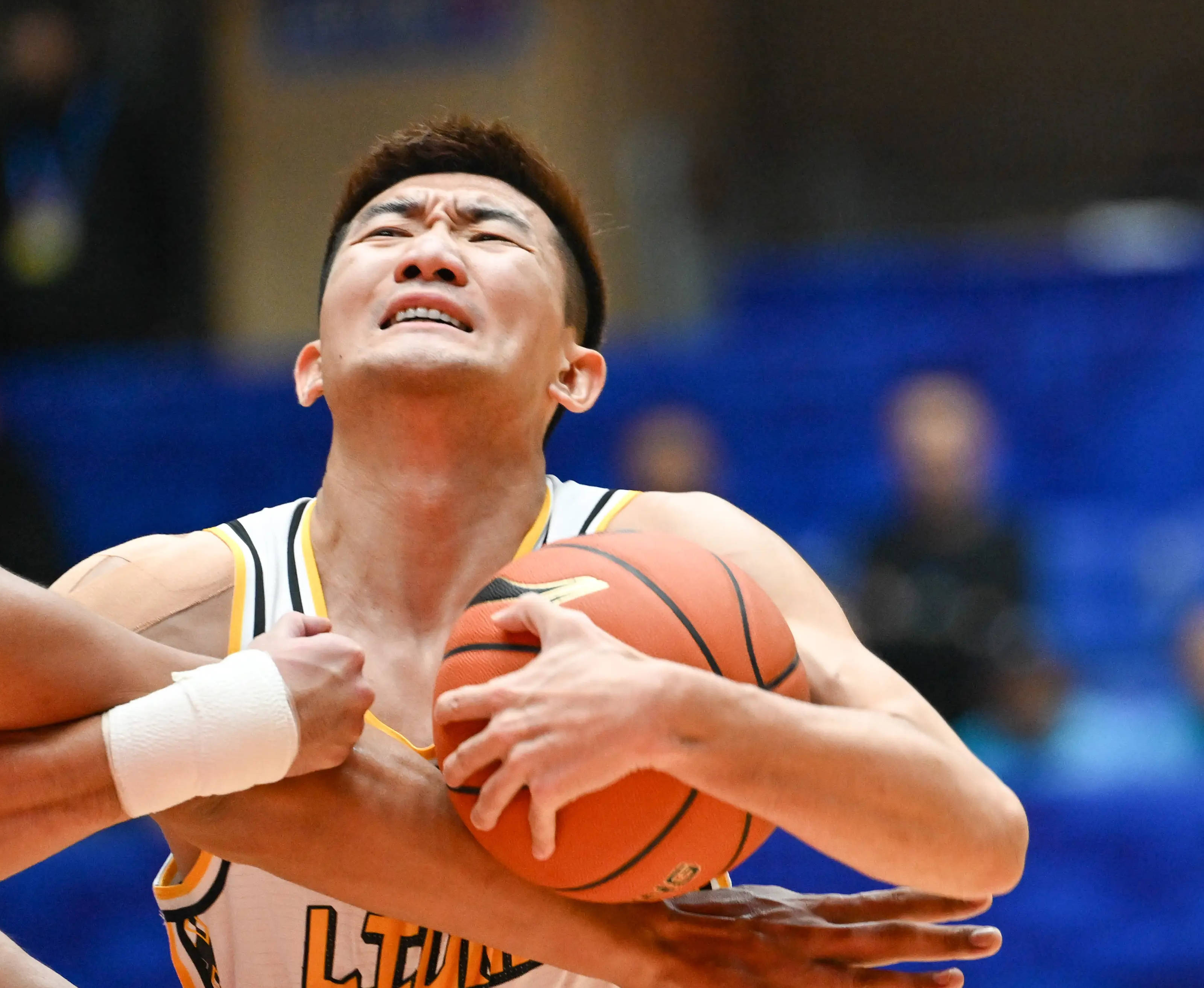 包含激动人心的比赛,球员兢兢业业奉献每一场对抗的词条 包含激动人心的比赛,球员兢兢业业奉献每一场对抗的词条