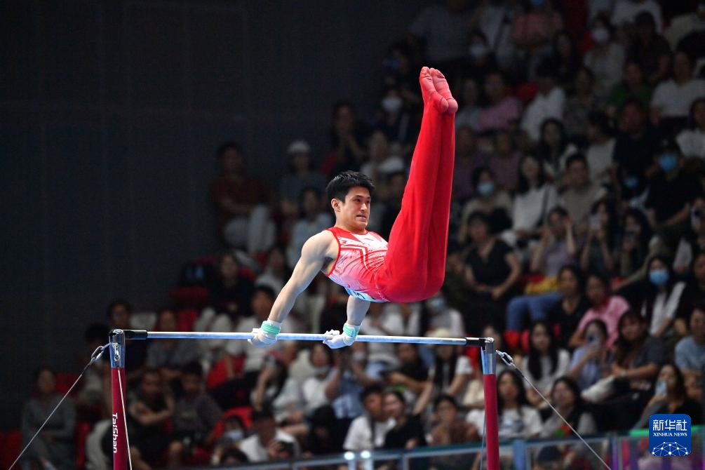 爱游戏官网-体操团体项目决赛选手配合默契，夺冠