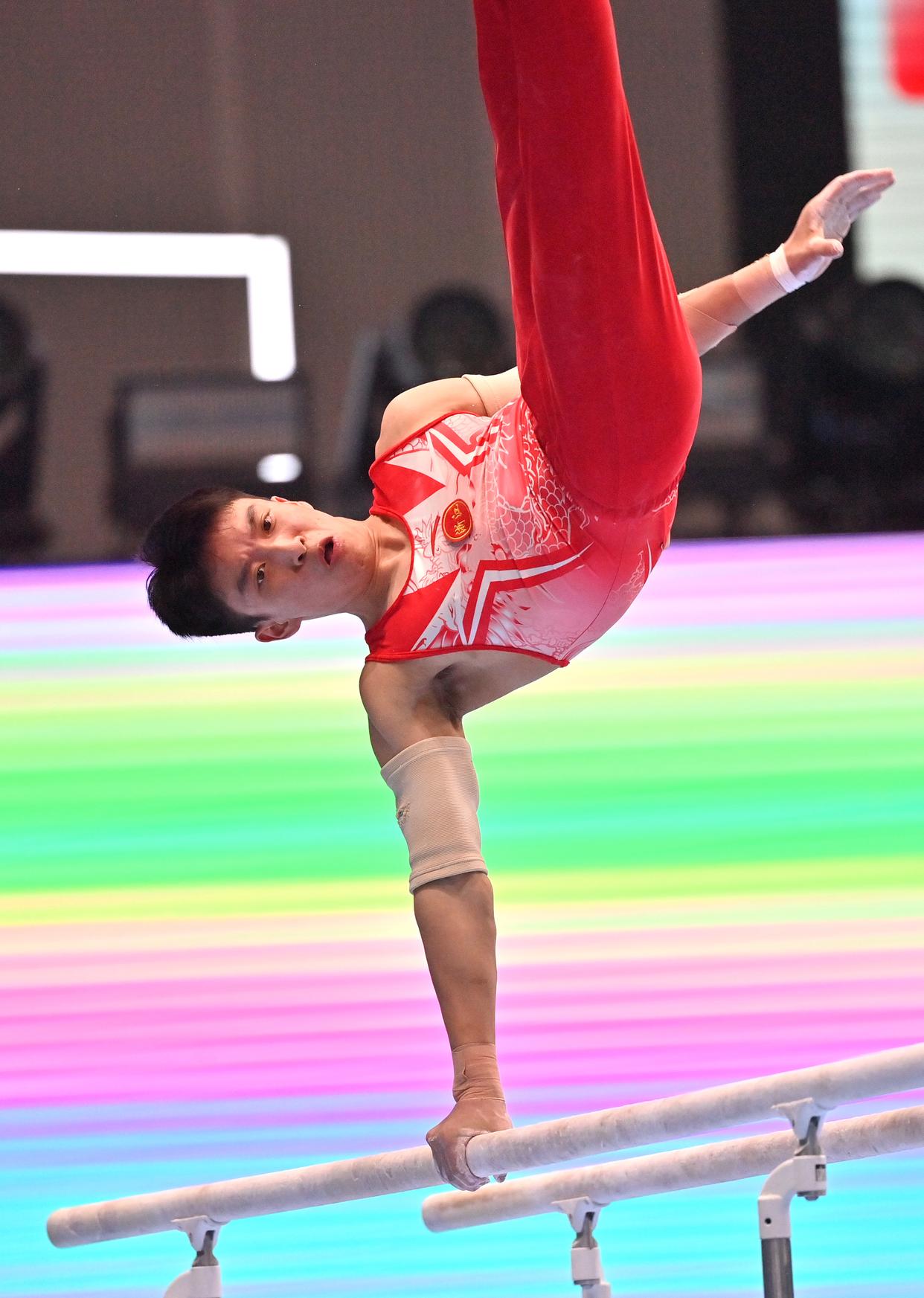 体操团体项目决赛选手配合默契,夺冠 体操团体项目决赛选手配合默契,夺冠