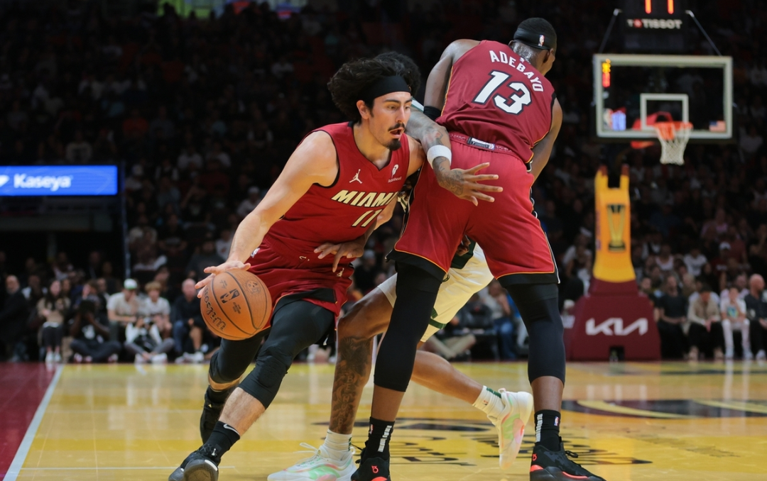 爱游戏官网-热火队主场击败对手，燃烧球场的激情