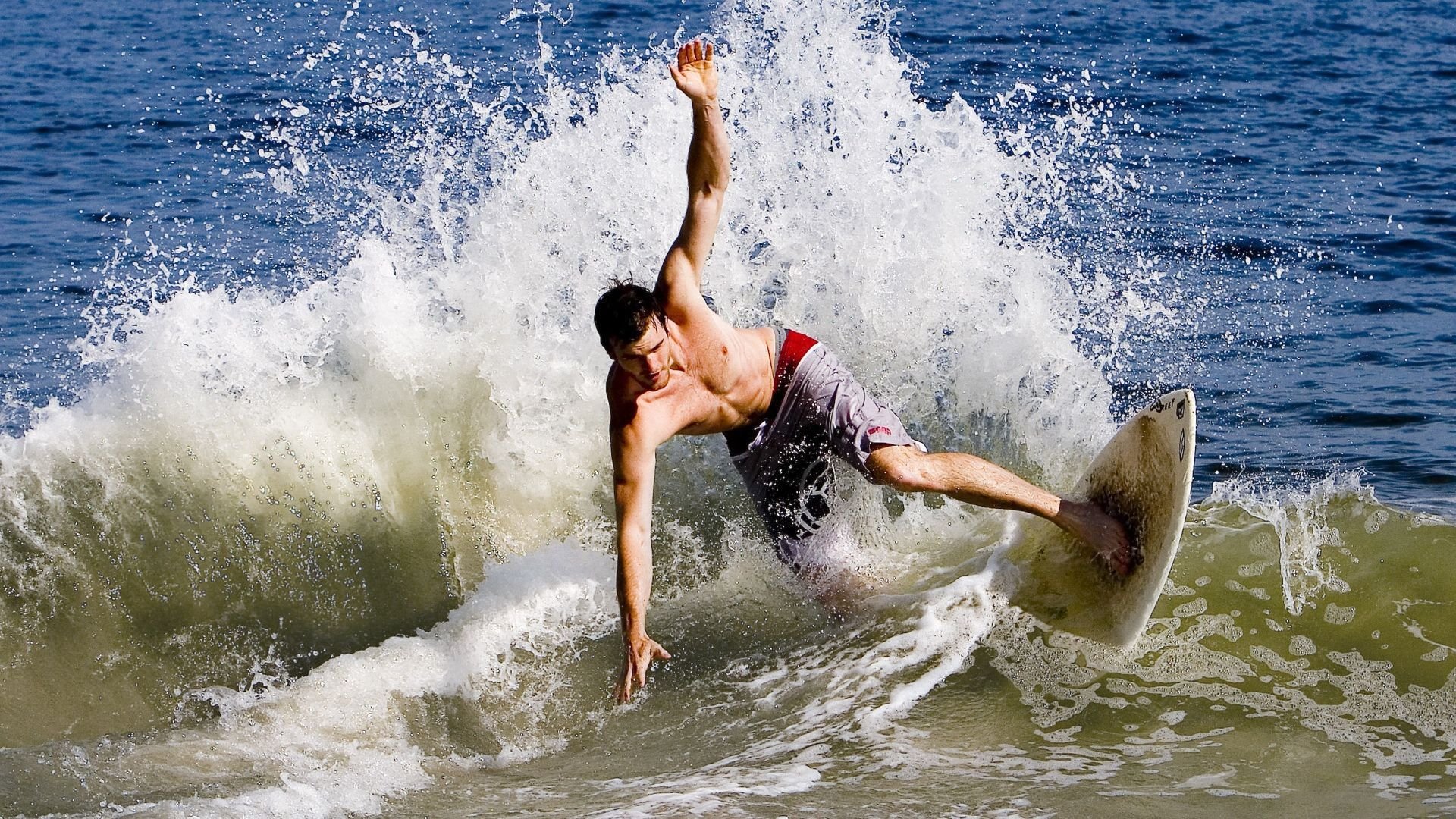 绿茵场上的碾压与羽毛球场上的关键,论竞技体育的两种胜利叙事